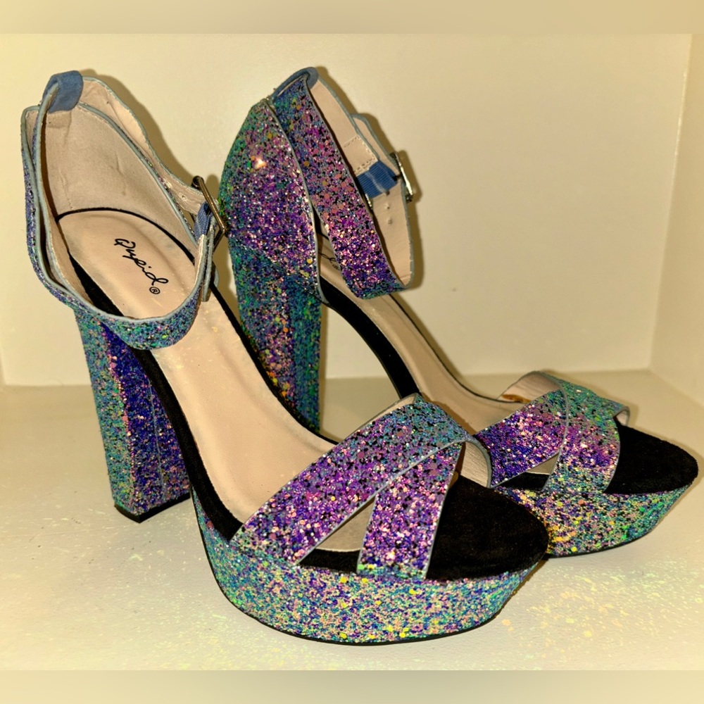 Qupid Sz. 10 Purple/Green Iridescent/glittery finish platform sandals like new